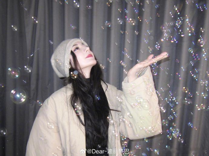 迪丽热巴元宵节自拍三连  迪丽热巴吹完泡泡吃元宵  看了迪丽热巴的元宵节自拍三连