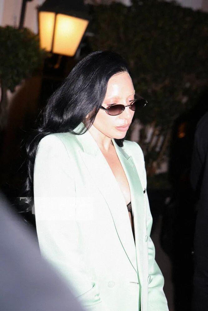 有媒体在法国巴黎拍摄到 Lady Gaga，她刚刚漂白了自己的眉毛。
一般来说只