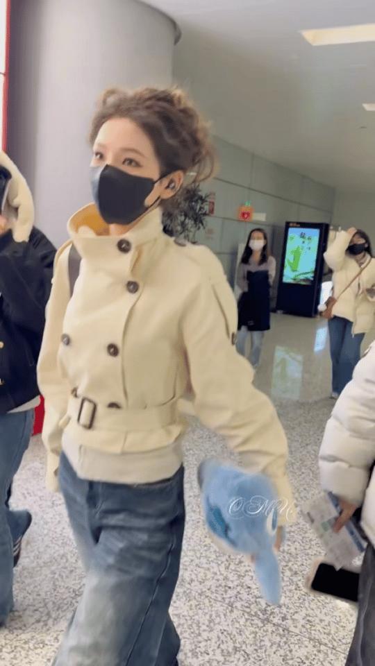 张予曦全妆赶场湖南跨年，张予曦忙成这样，期待跨年舞台！ 