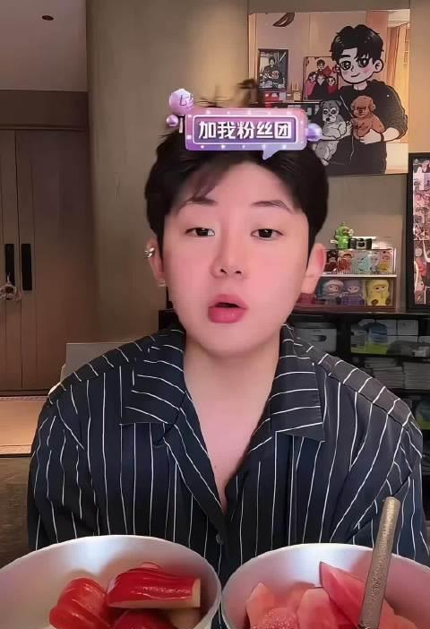 小黄豆辟谣一天挣2点5亿
上下嘴皮子一动谣言就来了，之前还说豆豆躺着就把钱赚了。