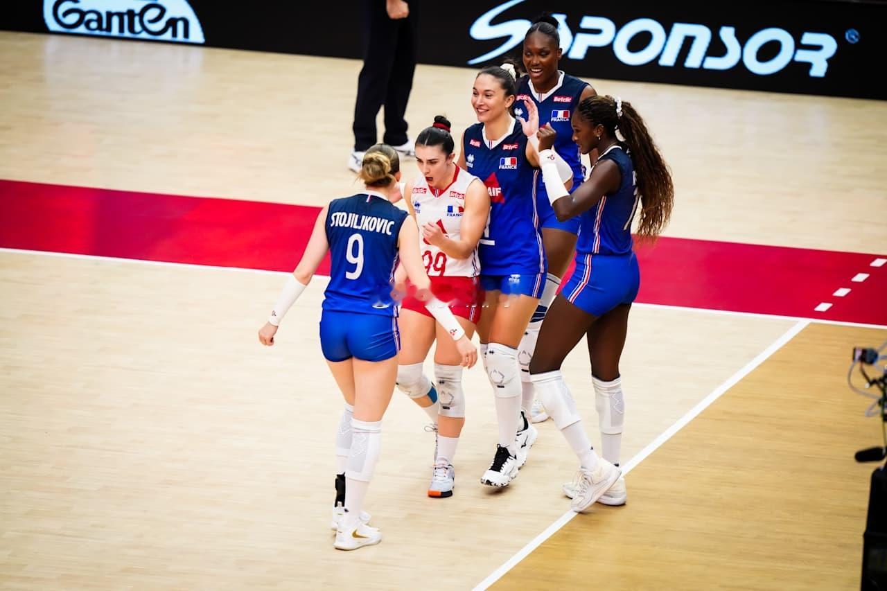巴西女排3-0法国女排（¼决赛）法国女排个人得分统计：卡扎乌特：20分（41扣1