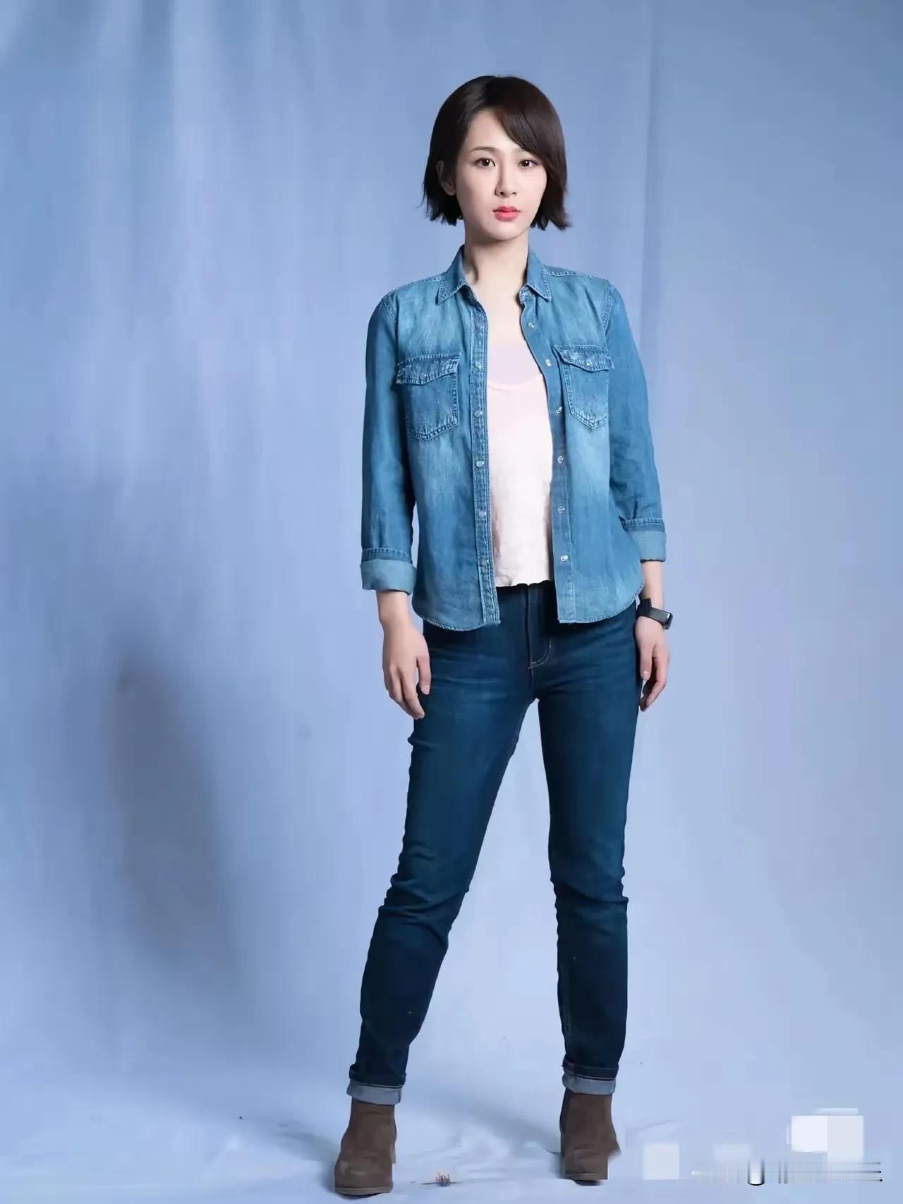 可否允许我说句实话？[黑线]
杨紫的五官还算甜美可爱，
但身材真的不够出众，看着