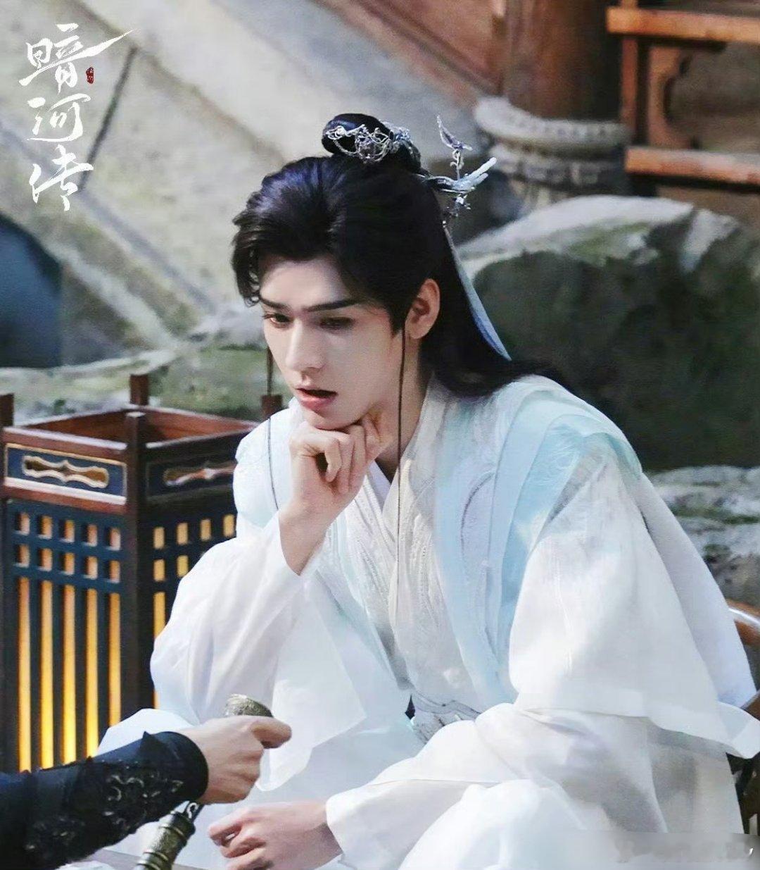 龚俊花儿与少年蹦极 蹦极有什么好看的，都来看《暗河传》，里面什么样的龚俊都能看到