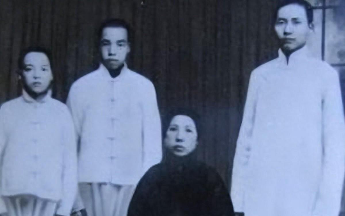 毛主席痛失母亲前被喊石三伢子，嚎啕大哭，40年后为何只带走唯一一张合影？
195