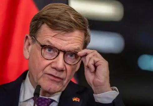 1月7日，德国外长瓦德富尔说：当一个有着无与伦比的军事力量的国家，被一个无视国际