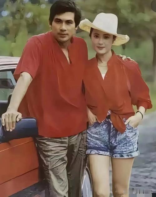 这张老照片里的俊男靓女，大家知道他们是谁吗？
巧的是两人都穿着红色上衣，好似一套