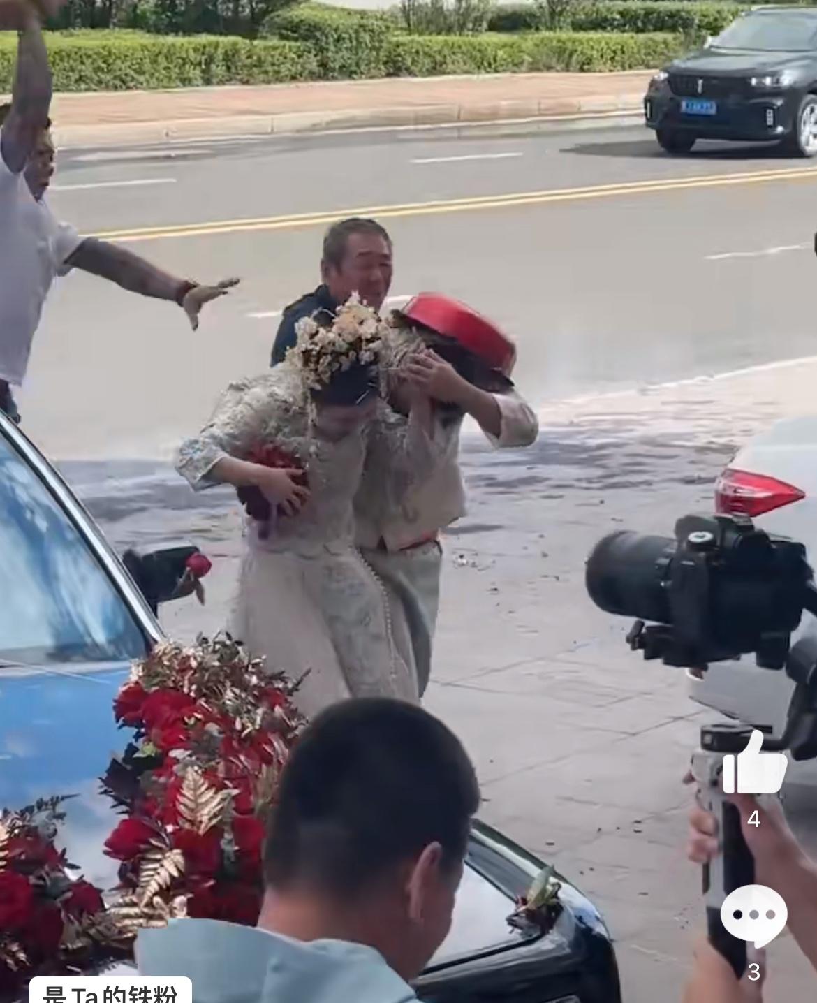 这哪里是结婚，分明是受刑。结个婚被一堆人借机群殴，既狼狈又不体面，顺带着新娘子一