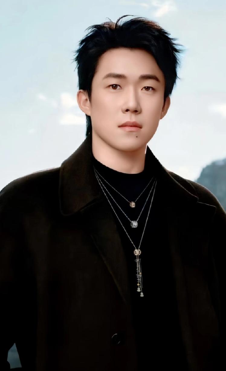 王楚钦最新帅照曝光！多哈赛场外的颜值暴击，这状态绝了！
 
虽然在WTT多哈站的