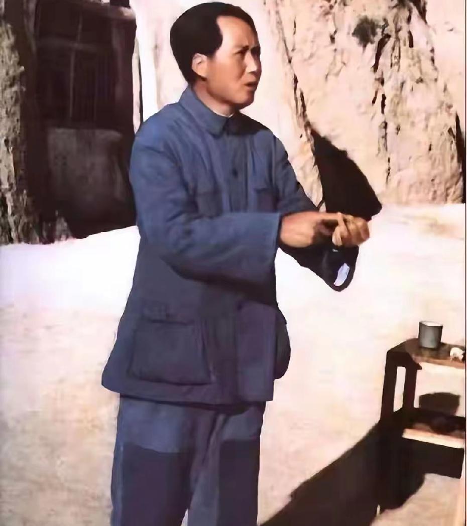 枪林弹雨从不低头，却为百姓落泪，这件毛衣藏着最暖初心。
 
1934年的寒冬，长