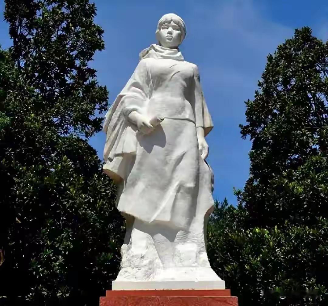 历史如此巧合？杨开慧雕像缺失的石料，竟是主席像的"另一半"！
 
谁能想到，这尊