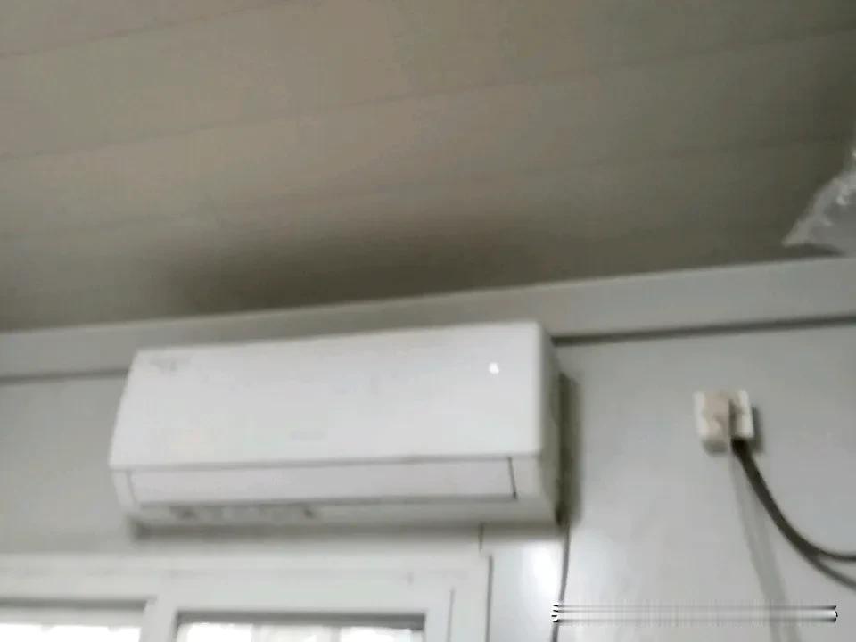 每到盛夏，朋友圈里总会出现两种声音：一边是“空调续命党”，一边是“自然风养生派”