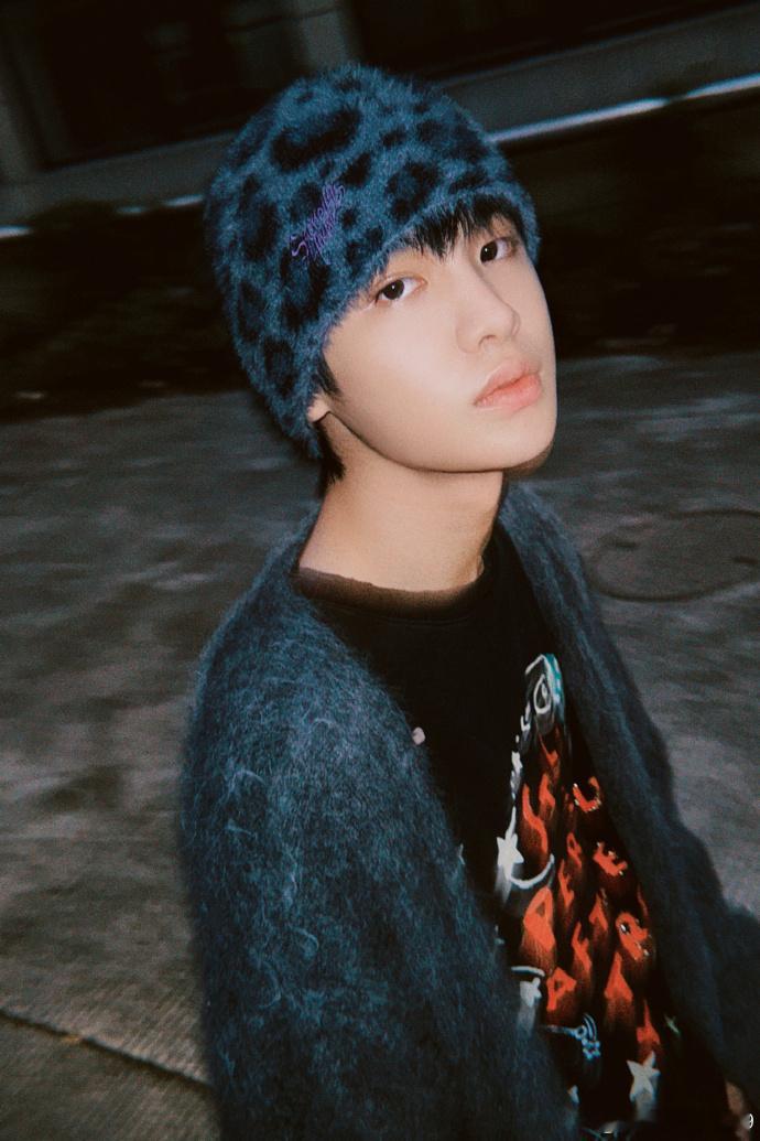 黄明昊天冷了大家多穿衣服  黄明昊冬日ootd九宫格  从黄明昊 “天冷了，大家