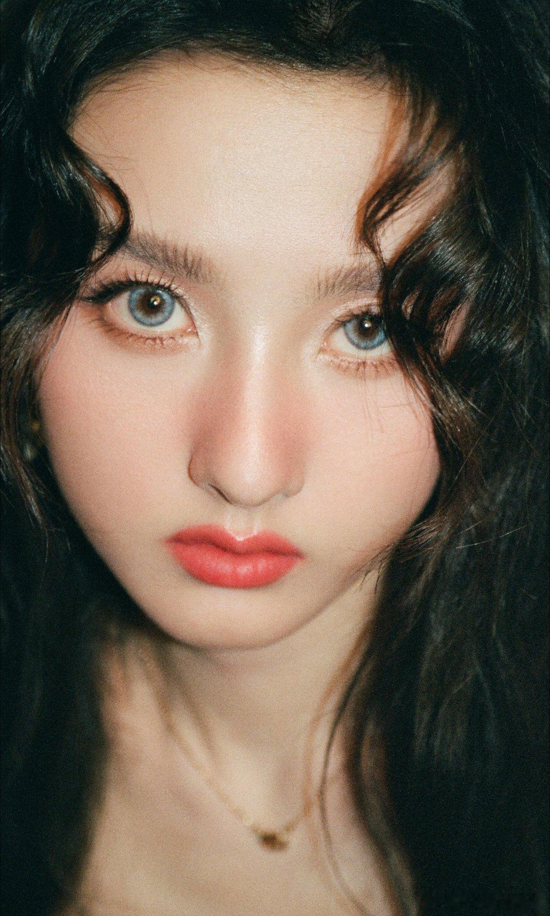 宋祖儿♡华伦天奴彩妆大片〽️💄 