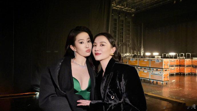 #宋佳与刘亦菲合照# ​#宋佳刘亦菲贴贴合照#宋佳晒出与刘亦菲的合照，两人贴贴合