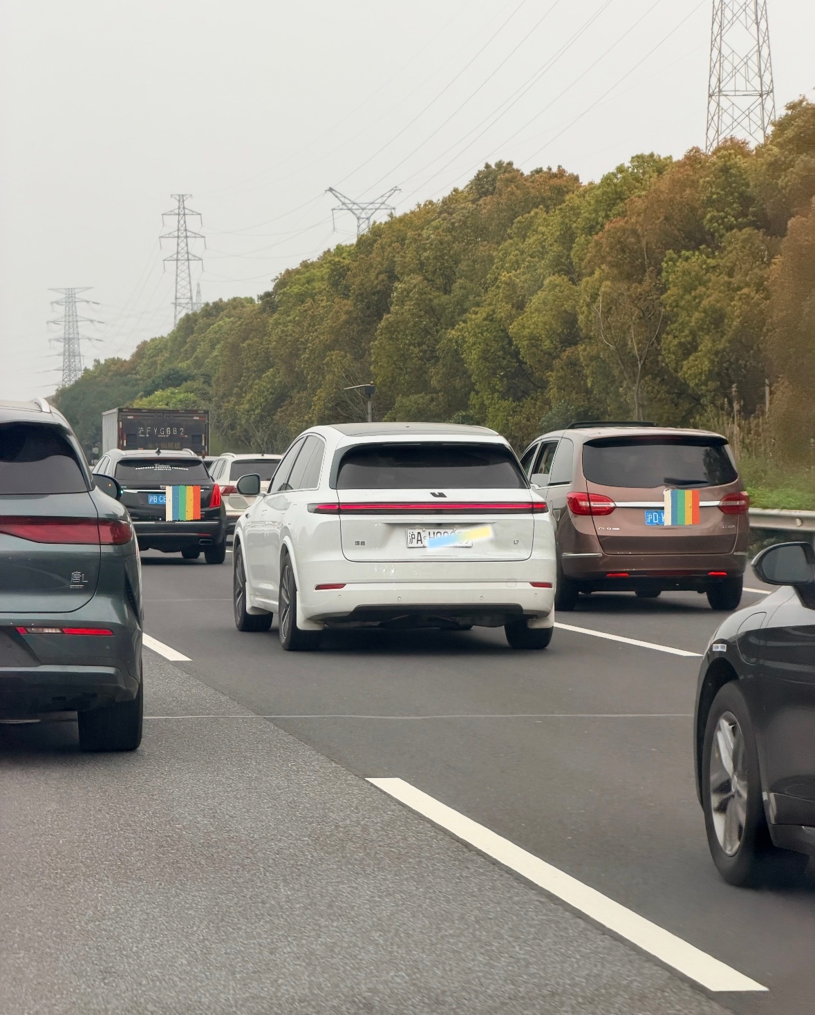 多地新能源车牌绿色变白色路上遇到这种新能源车白牌，还可以是新出的高级车牌呢。原来