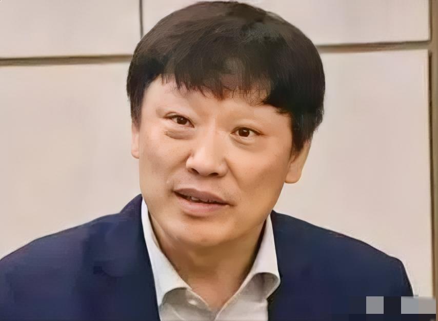 胡锡进8月3日凌晨发文，驳斥网友们称陈璇采访姿势“卑躬屈膝”的说法，并称“觉得有