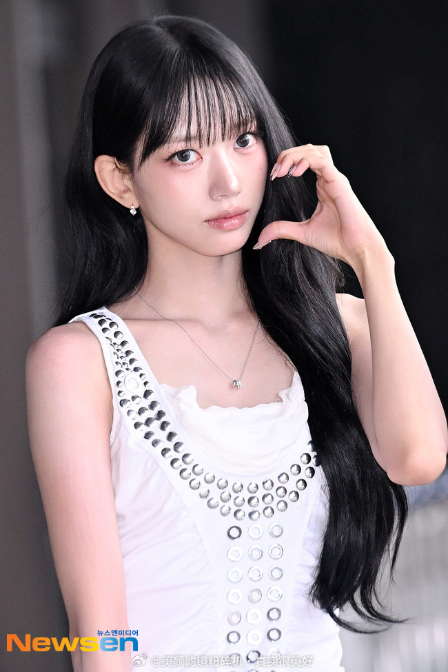 MEOVV组合SOOIN、GAWON、ANNA、NARIN、ELLA今日机场新闻