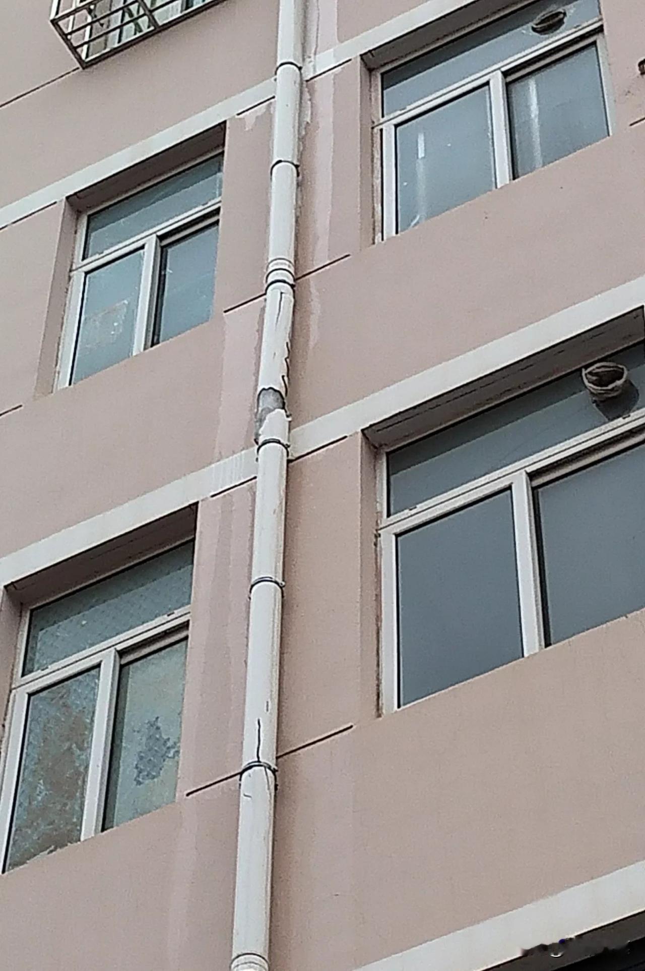 经过一冬的考验 ,又到了太阳能集中暴露问题的时候了 ,泰安这家小区的楼顶 ,滴水