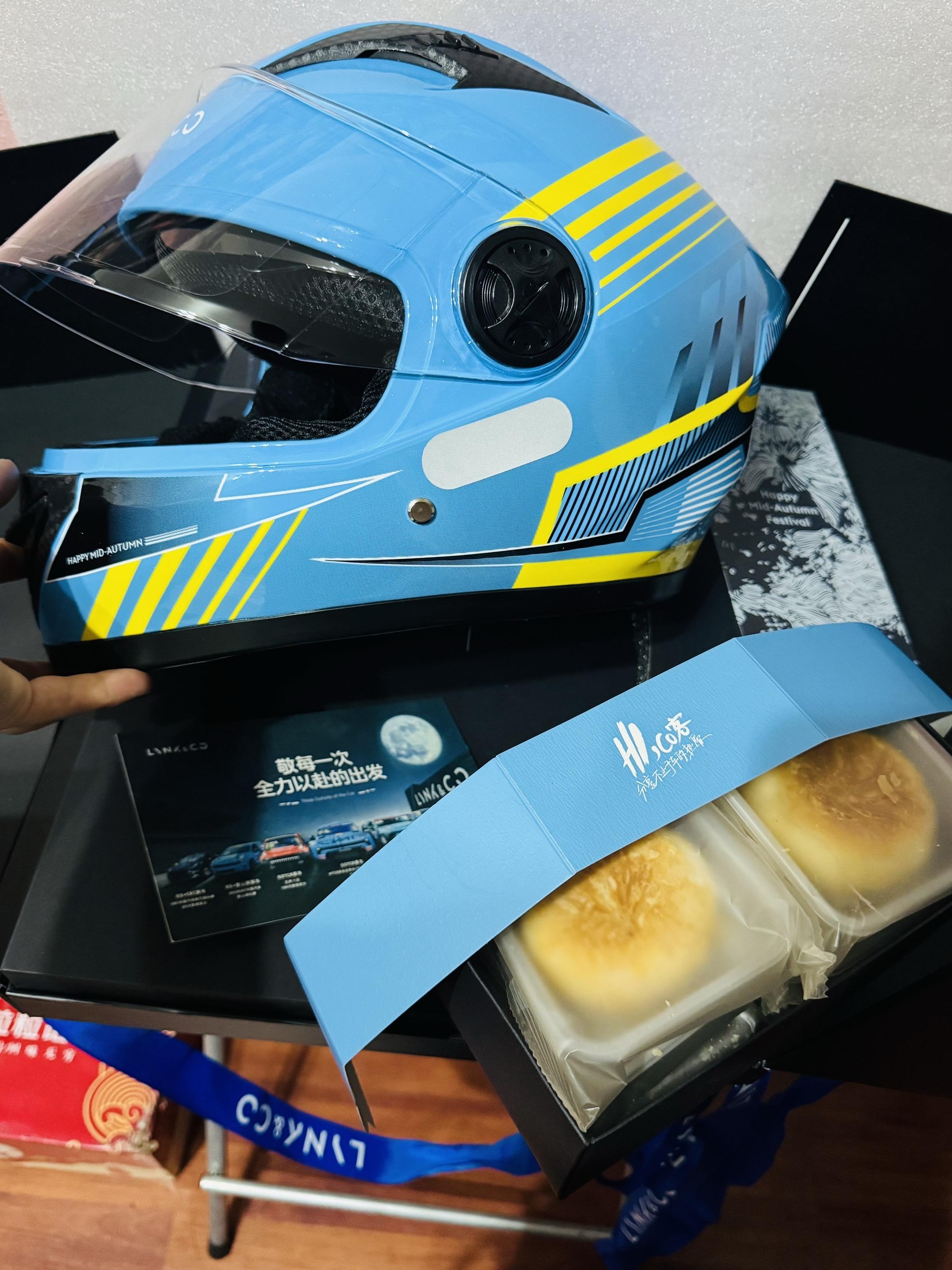 领克中秋月饼收到了吗？？每年都送，今年很特别，太有爱了，月饼放在头盔里