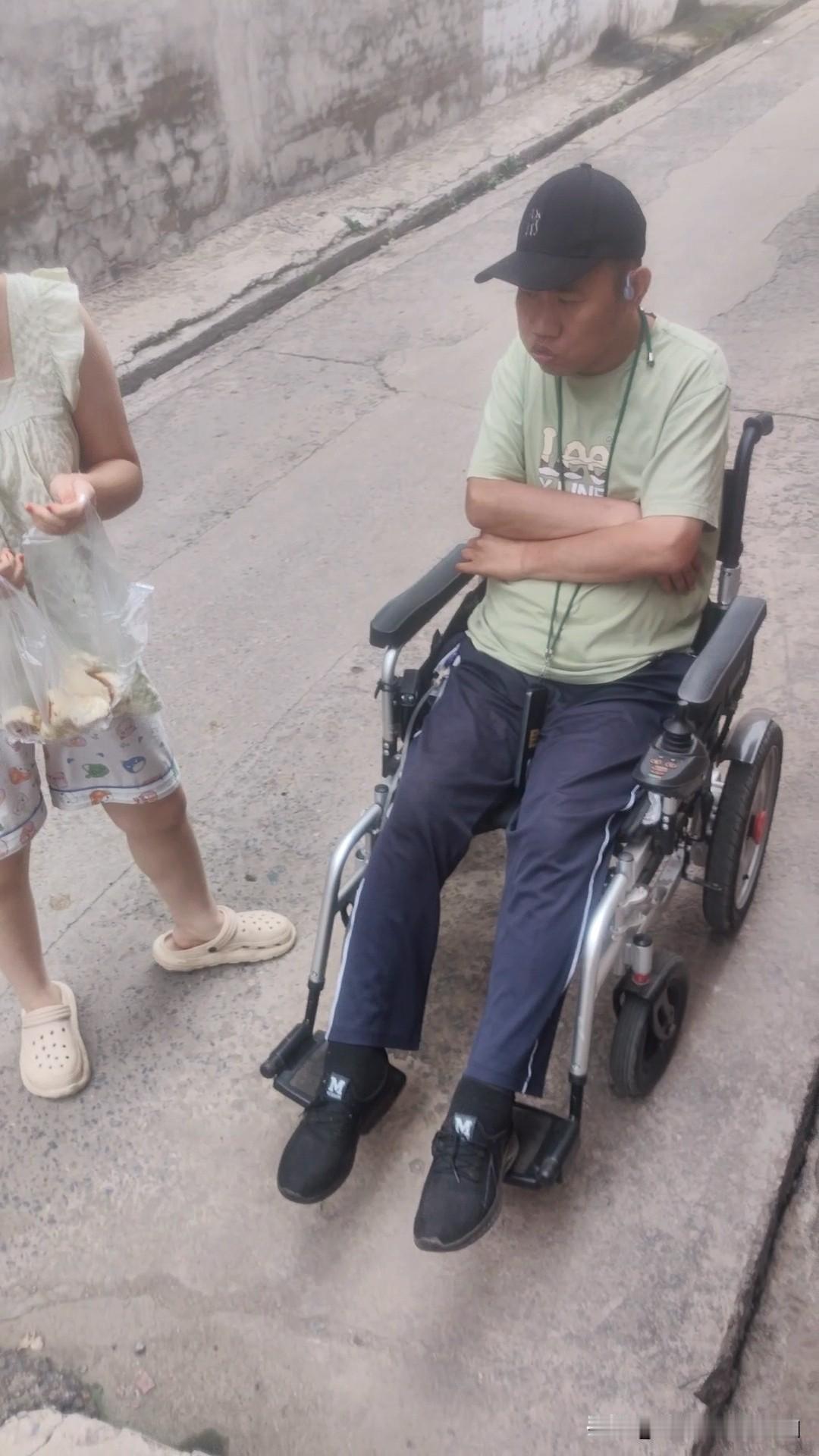 今天老公坐着轮椅出去转悠了一圈回来，就喊闺女，让闺女出来拿水煎包，我说咋又买东西