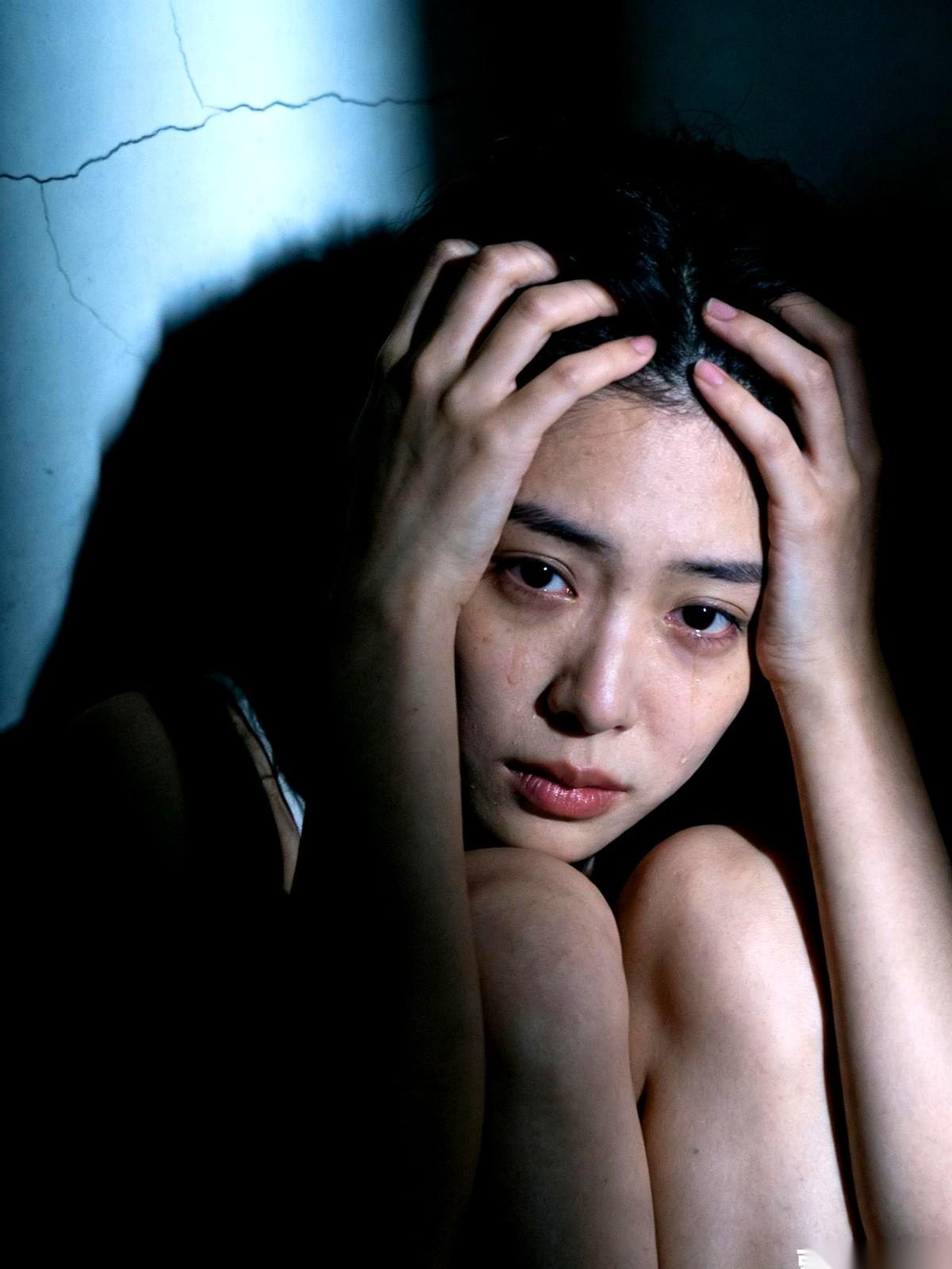 “我老公已经8年没碰过我了。”
这是昨晚饭局上，霞霞云淡风轻地跟我说的。
我当时