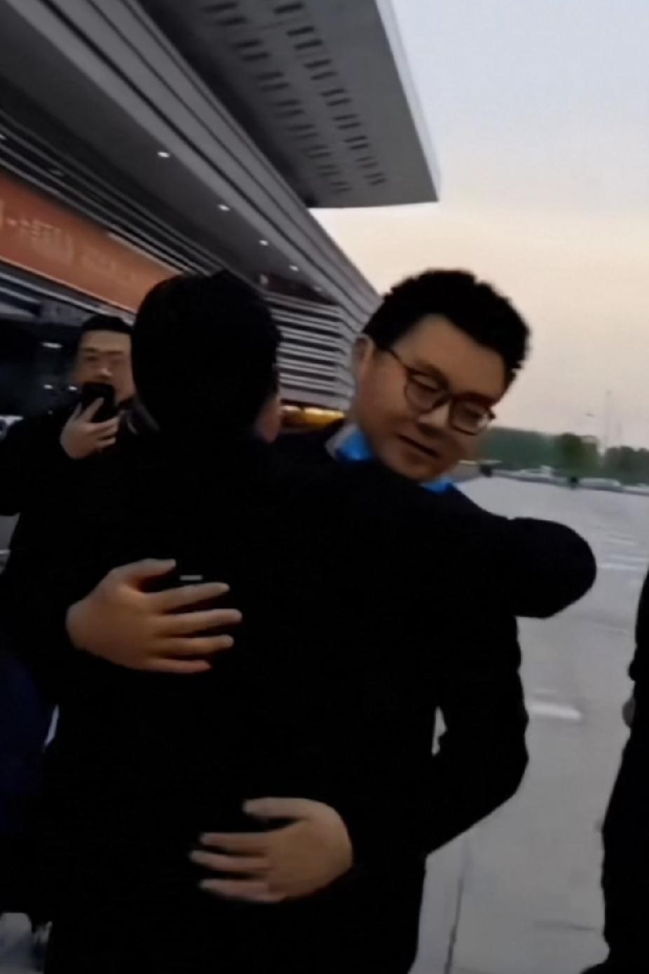 不知道有多少网友是刷到这个画面进入二八，关注二八的？

我就是刷到车站认亲这个视