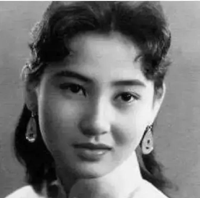 1918年，军阀唐继尧以打麻将的名义，将部下的妻子钱秀芬骗到家中。刚坐到麻将桌上