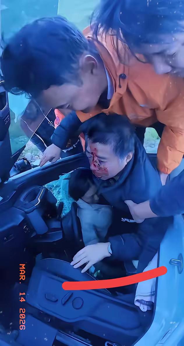 泪目了！
4500米高原上，一名男子正刷牙，
突然撞见越野车坠崖，想都没想就狂奔