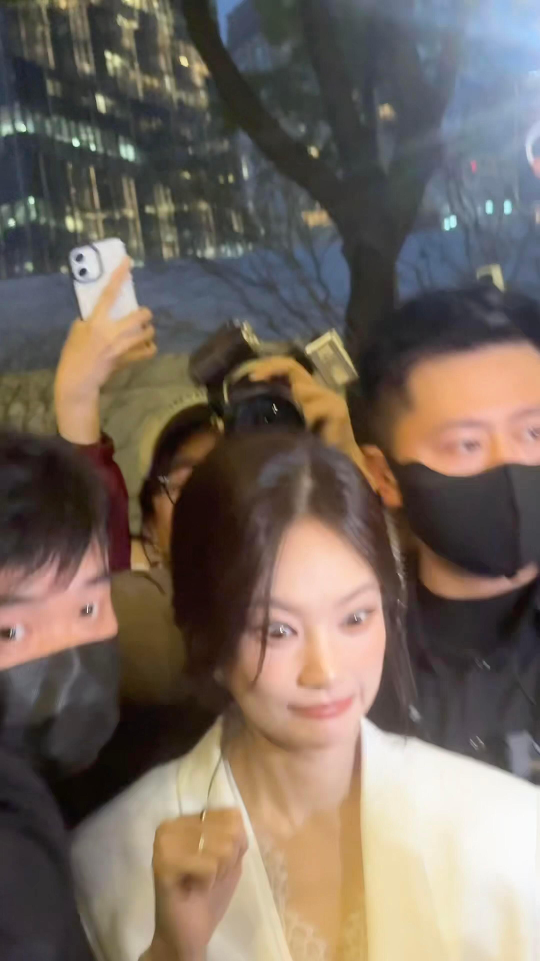 谁把李一桐挤成这样了 被挤到略显狼狈，李一桐依旧维持体面与礼貌，不甩脸、不急躁，