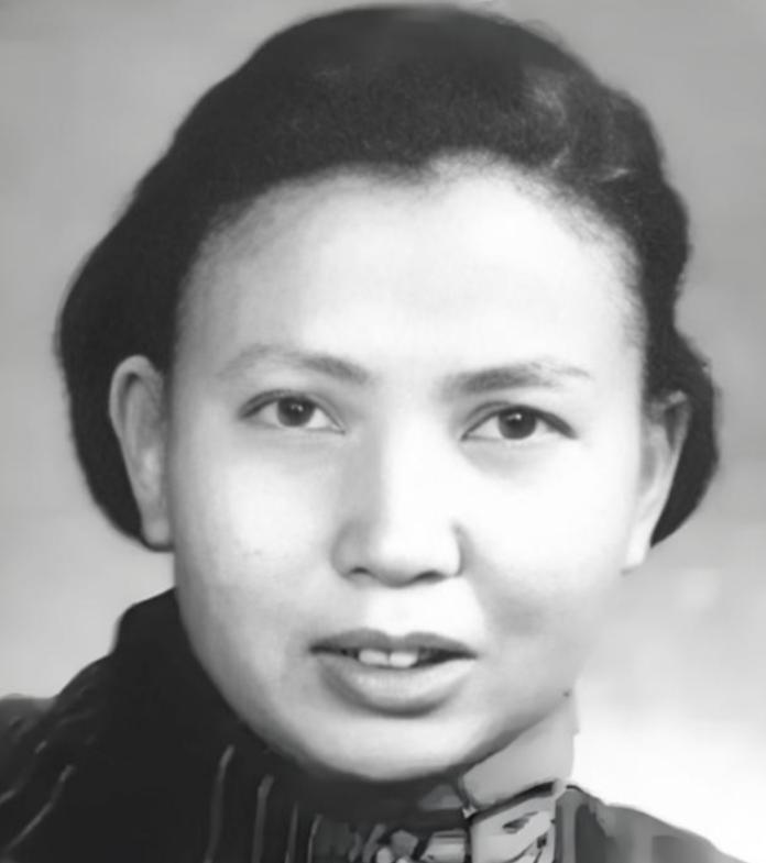 1941 年，21 岁的女战士莫林被活埋前，敌人竟突然问：“你认识莫林吗？” 莫