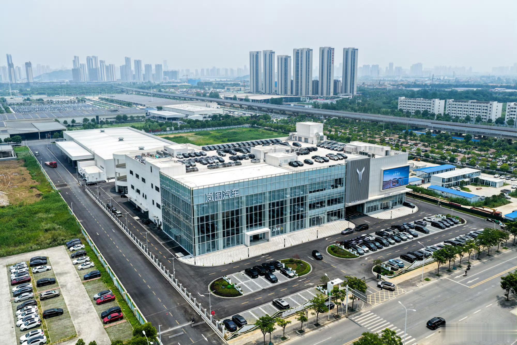 岚图汽车黄金工厂旗舰店来了，总规模逾3万平方米，这也是岚图全国最大旗舰店。看起来