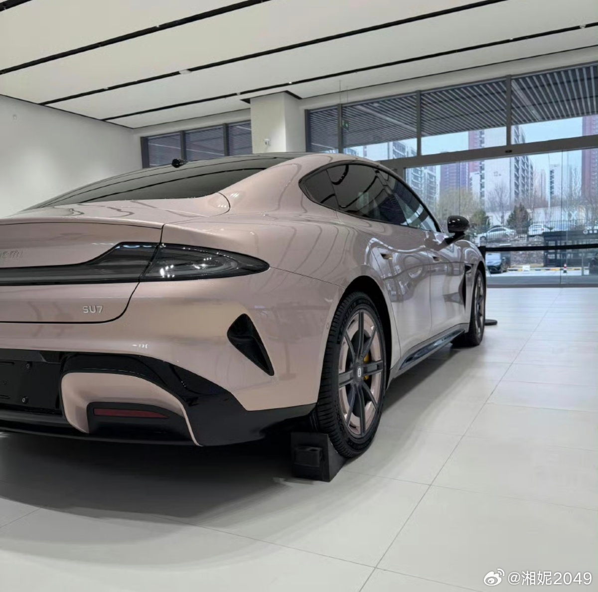 刷到新一代SU7鎏金粉展车已经进店了！小米汽车