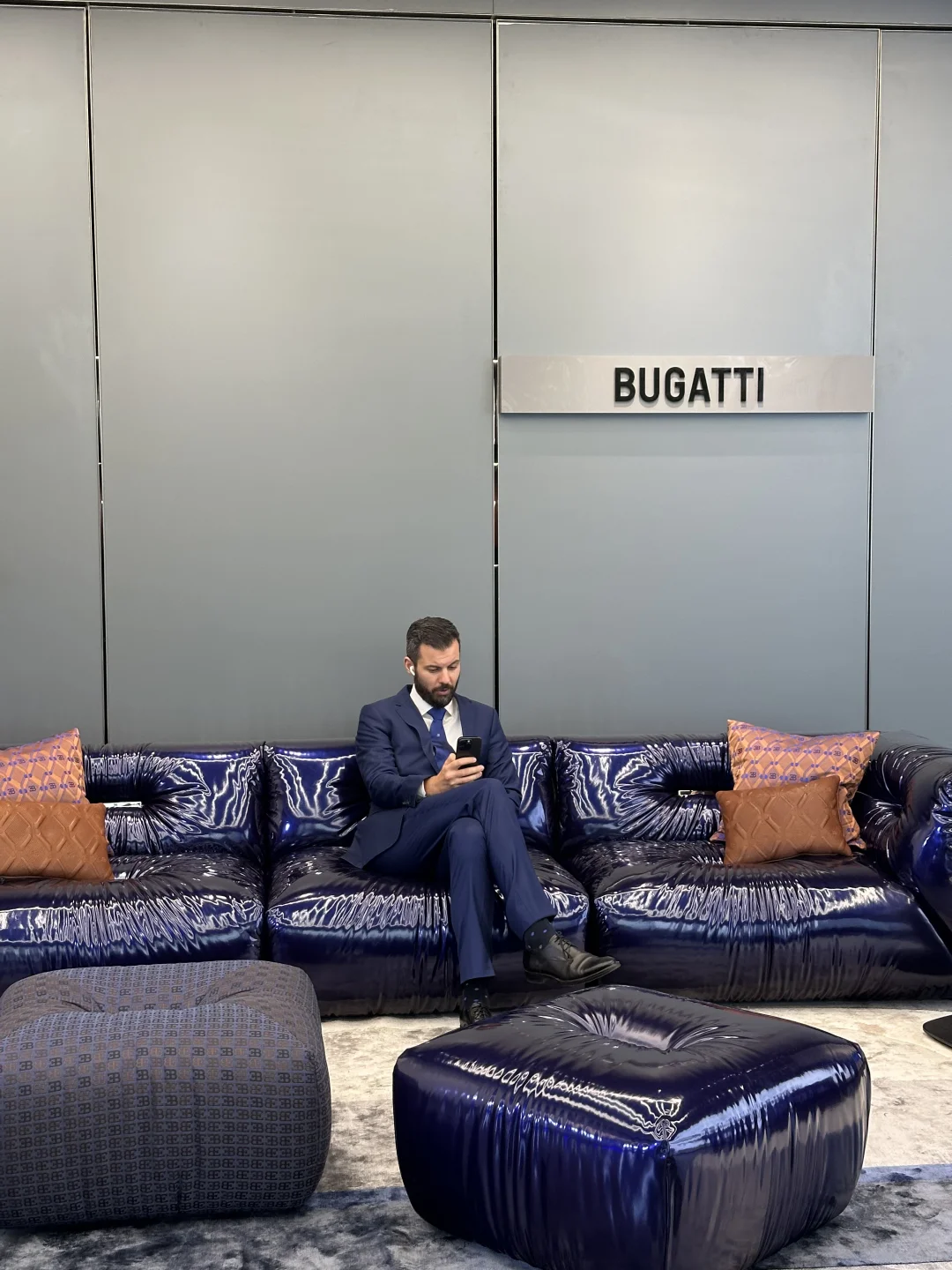 帅气的布加迪CEO和他的亲笔签名