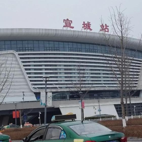 宣城这座城的名片，是一只叫“黄站长”的流浪小狗给的。
它守在高铁站西广场，不吵不