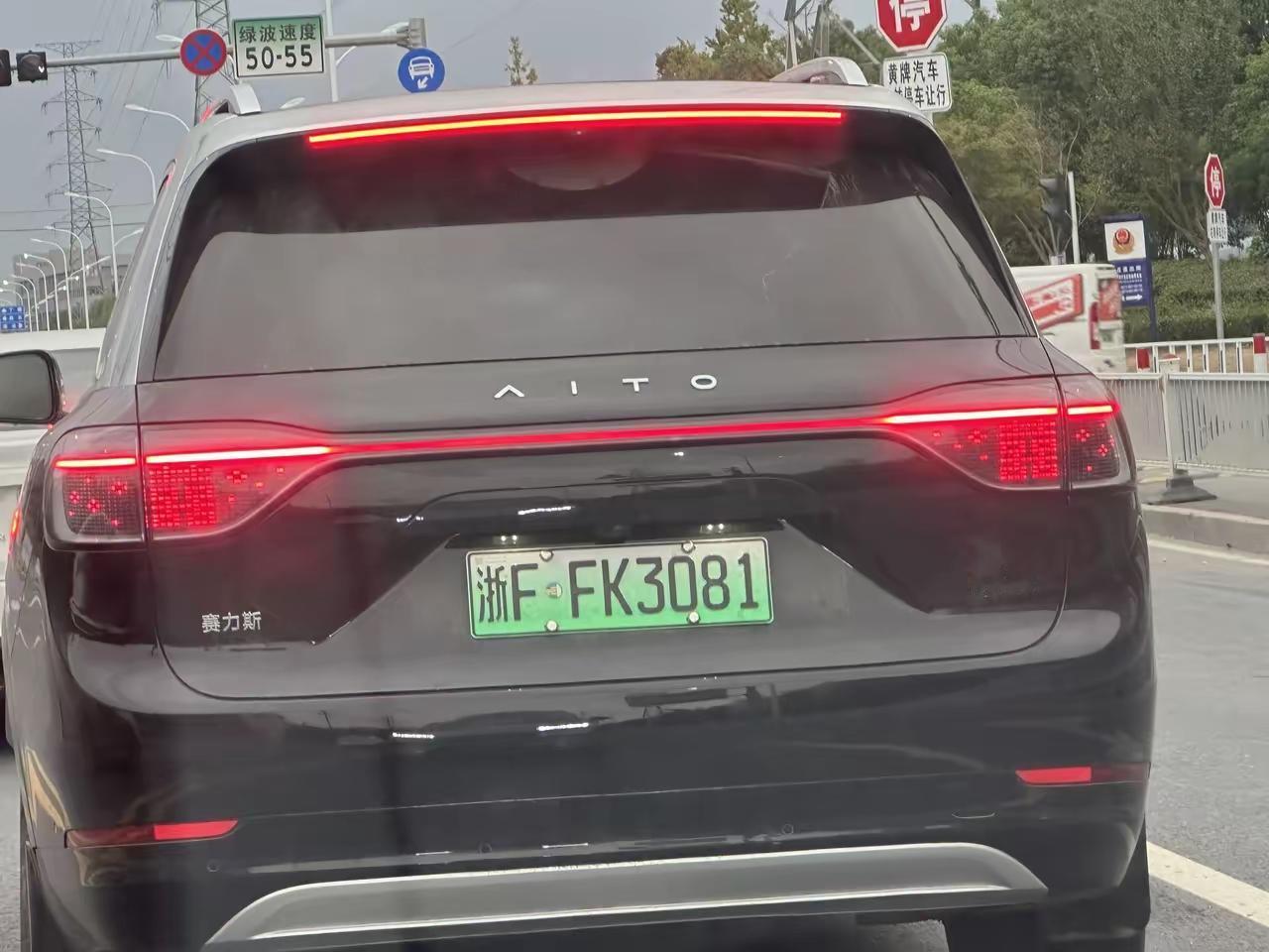 我想说，这种灯，真是丑到爆了[泪奔]