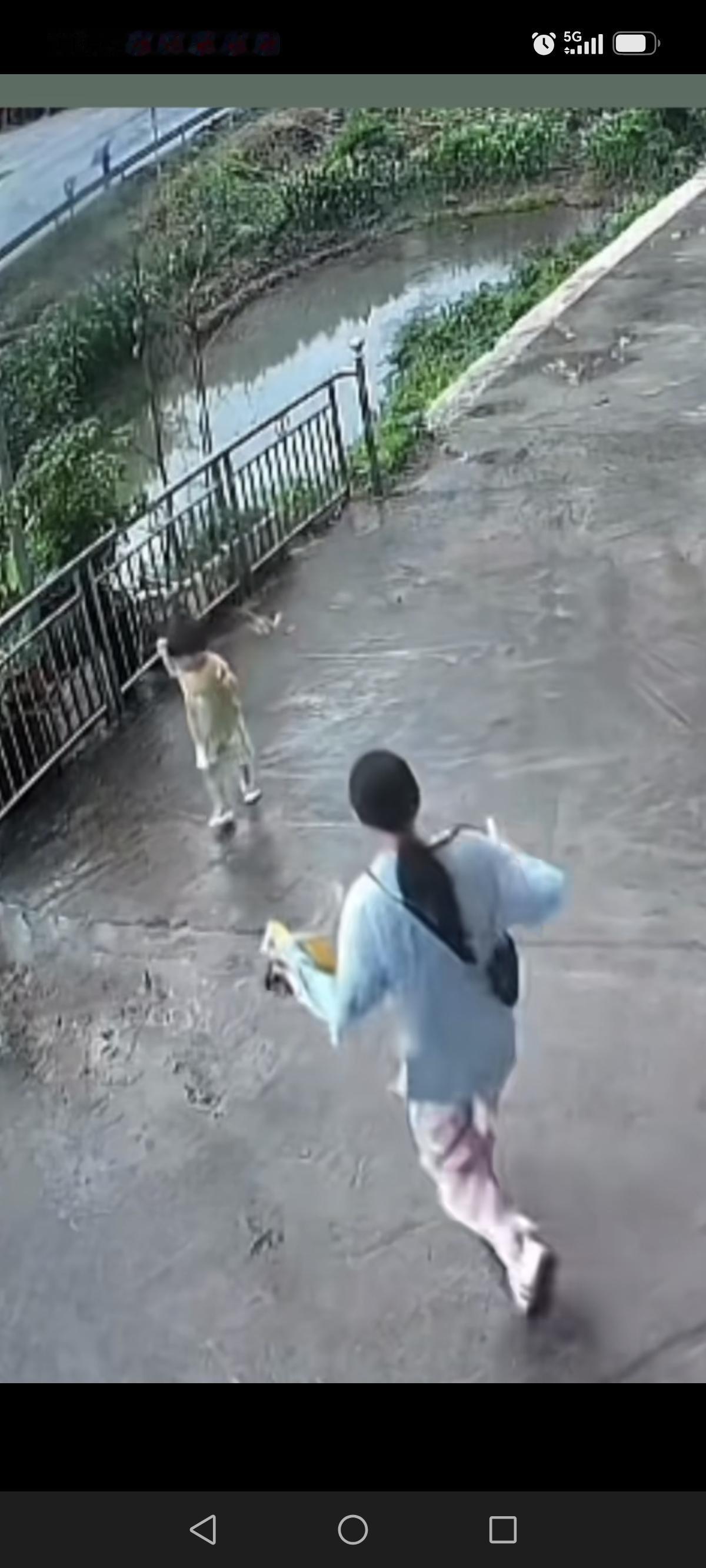 老公第一次来我家上门提亲时，老爸嫌他有点矮，更嫌他家远在云南，宝贝女儿要远嫁有点