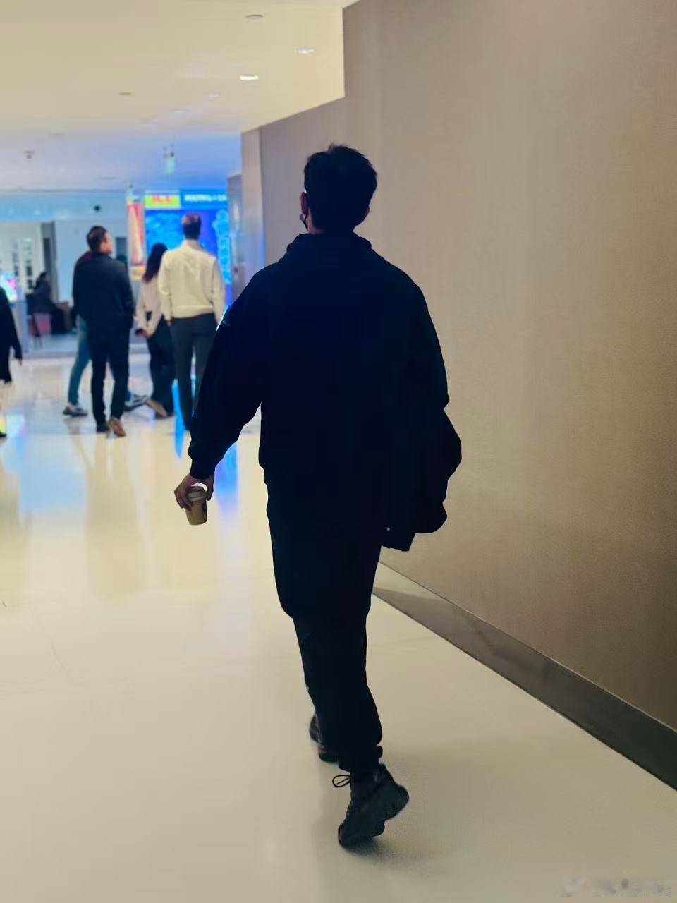 商场偶遇李现逛街，瞅这走路姿势都知道是现哥，他走路就是跟别人不一样
