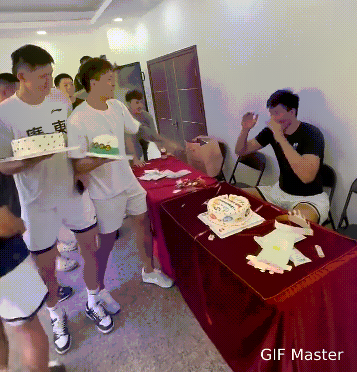赵睿跟周鹏挺狠啊！赵睿先是一个蛋糕精准命中焦泊乔，一波未平，一波又起，周鹏举起蛋