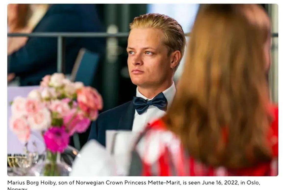 13年前，挪威王储妃梅特-玛丽特给爱泼斯坦发邮件：“作为母亲，我建议用两个裸女扛