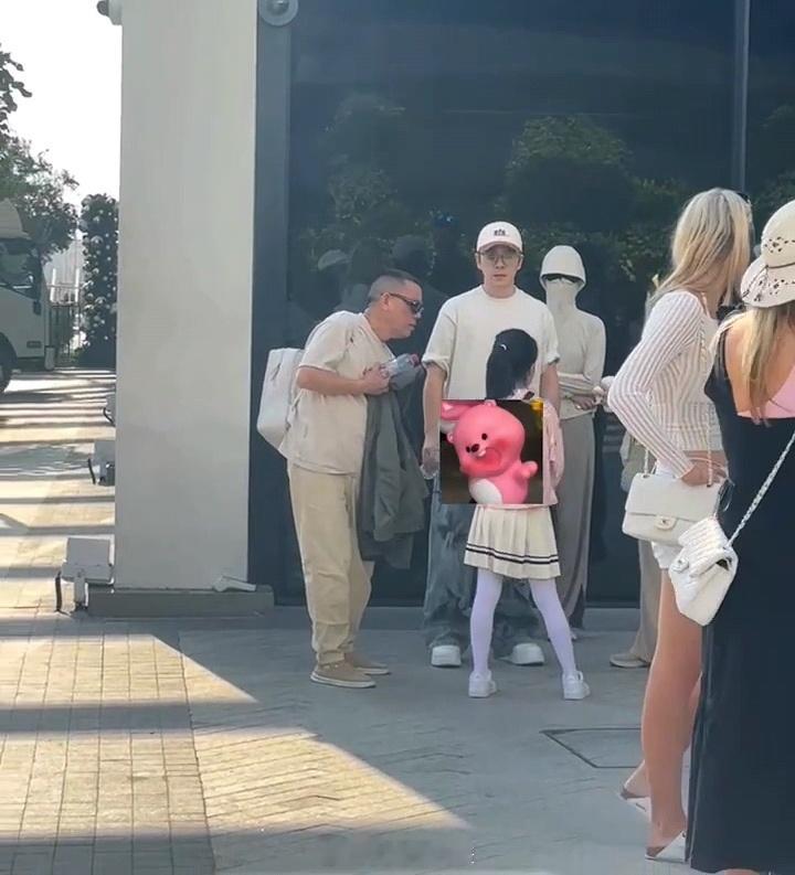 王栎鑫带家人游玩迪拜  王栎鑫带家人迪拜度假 迪拜偶遇王栎鑫一家，好温馨 