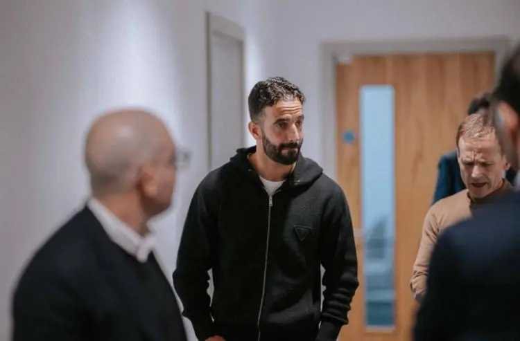 11月12日讯 曼联官方消息，球队新任主帅阿莫林已经在当地时间周一下午抵达了卡灵