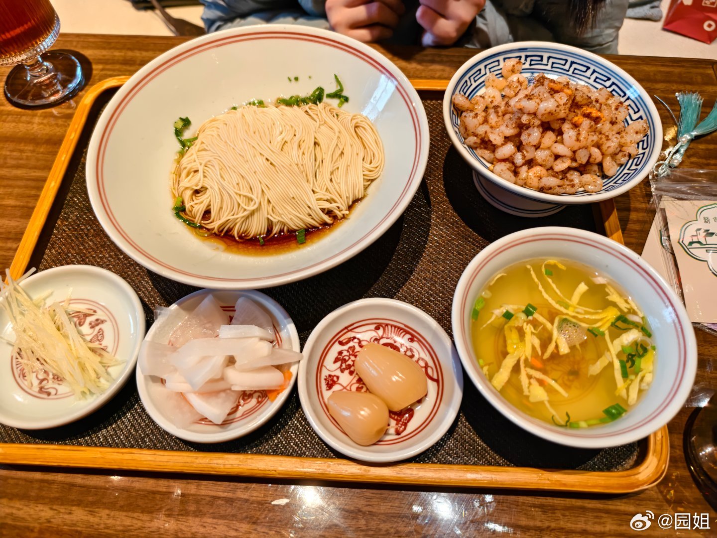 先来两份面打底