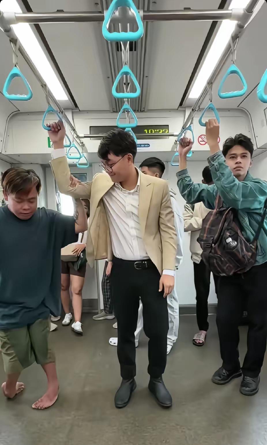 为啥看着眼睛就湿润呢？
地铁里有个残疾小伙够吊环挺费劲，旁边戴眼镜的爷们瞅见了，