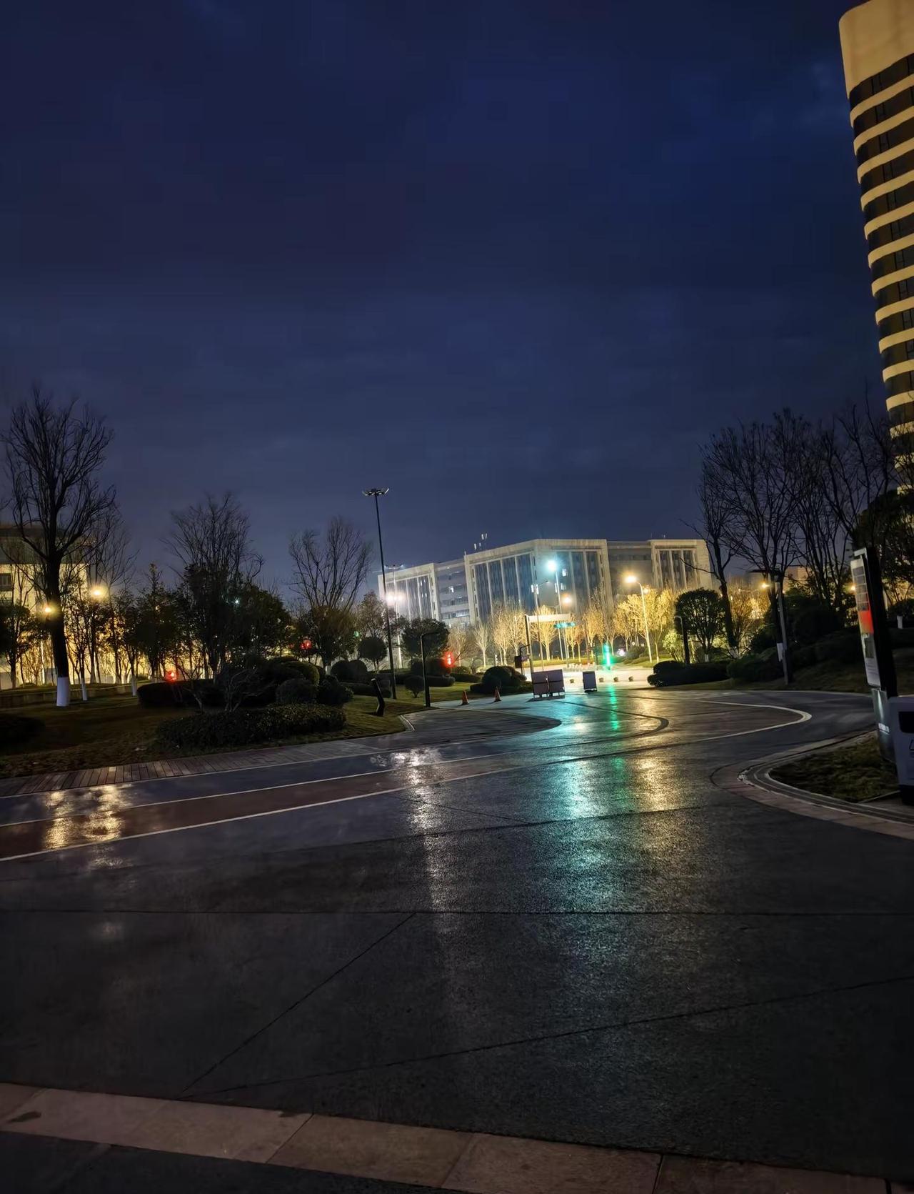 不用追赶谁的脚步，不用迎合谁的节奏。清晨的跑道上，跑完的每一公里，都是写给自己的