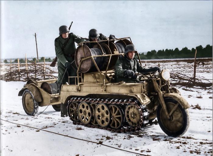 ‌二战期间，德军士兵正使用Sd.Kfz.1‌轻型野战电话线敷设车（半履带摩托车）