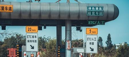 前两天我弟买车，4S店销售追着让办ETC，说今天办就送三百块油卡。我一把拉住他：