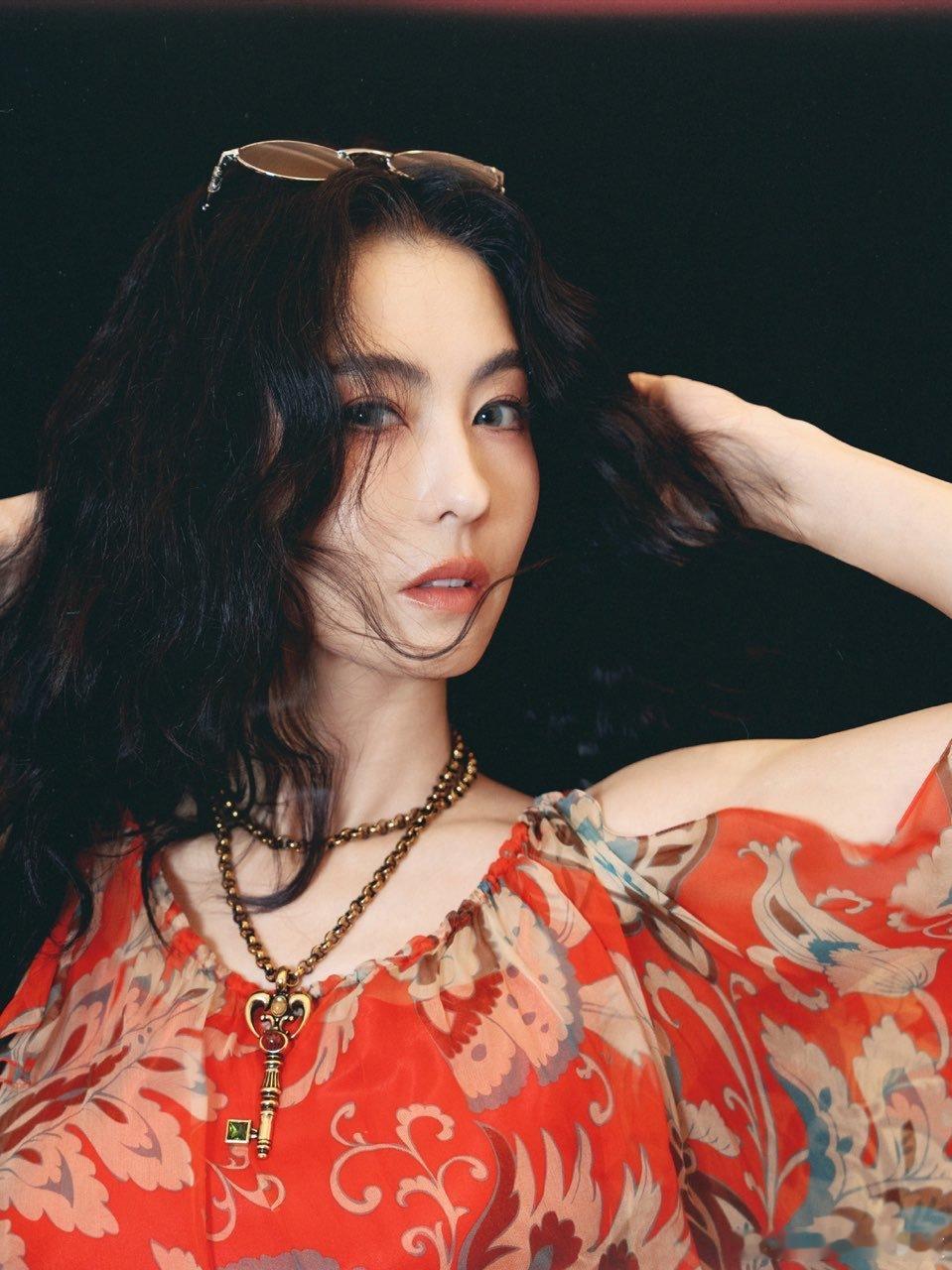 张柏芝与家人聚餐 温馨值拉满！张柏芝和家人围坐，听着孩子奶声奶气的话语，红色眼镜