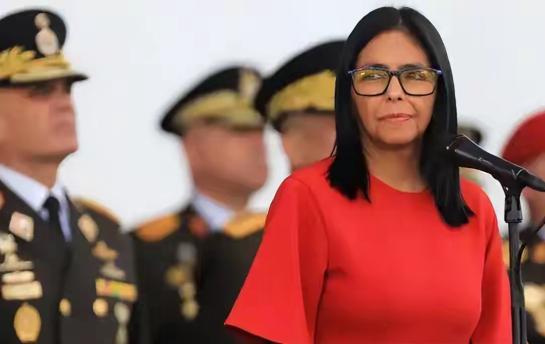 马杜罗被美军闪电行动带走后，代理领导人罗德里格斯接手了这个烫手山芋。表面上看，她