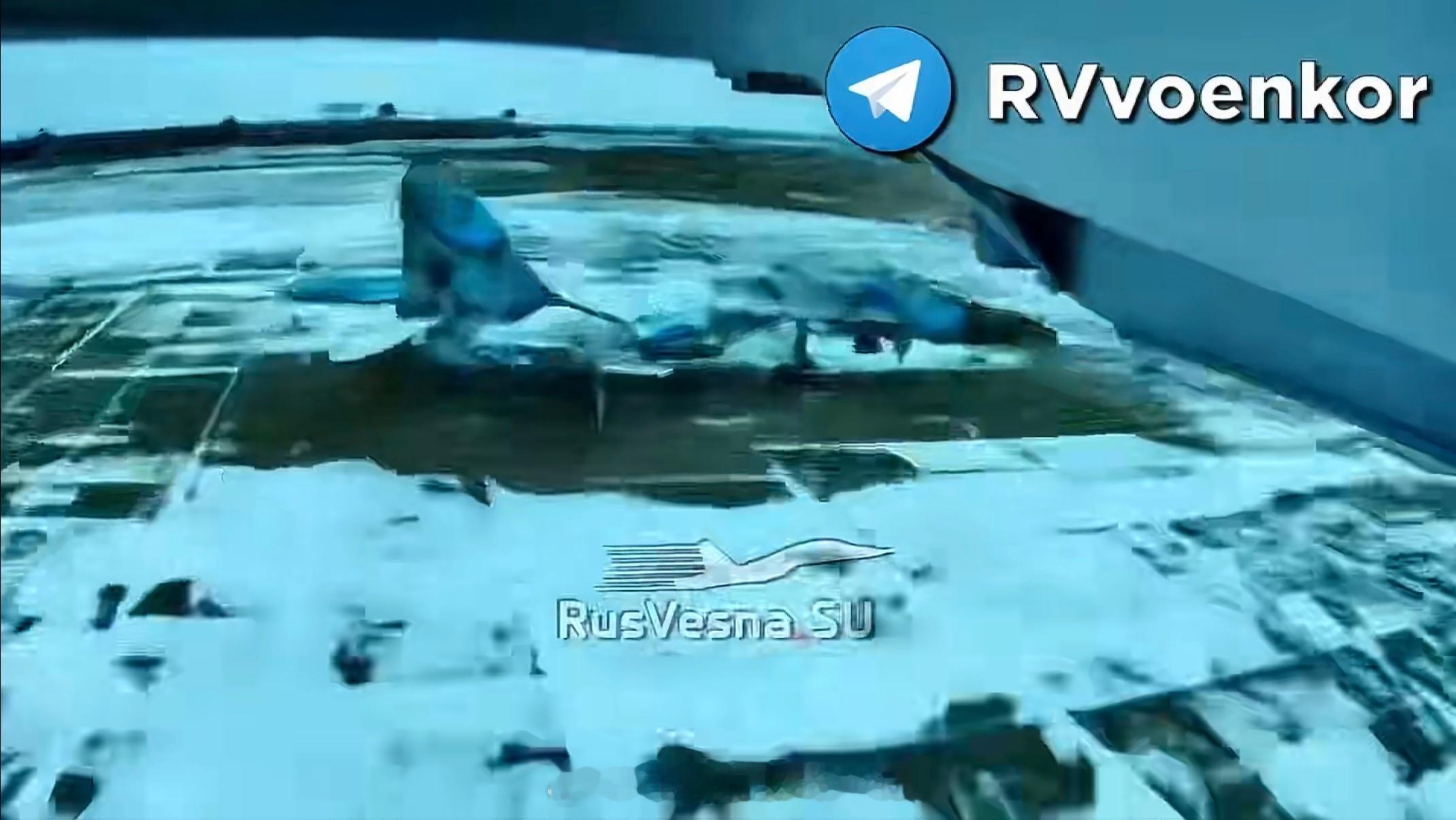 自从用上了星链无人机，俄军现在也能发这种小视频了，之前几乎是乌军的专利，以至于乌