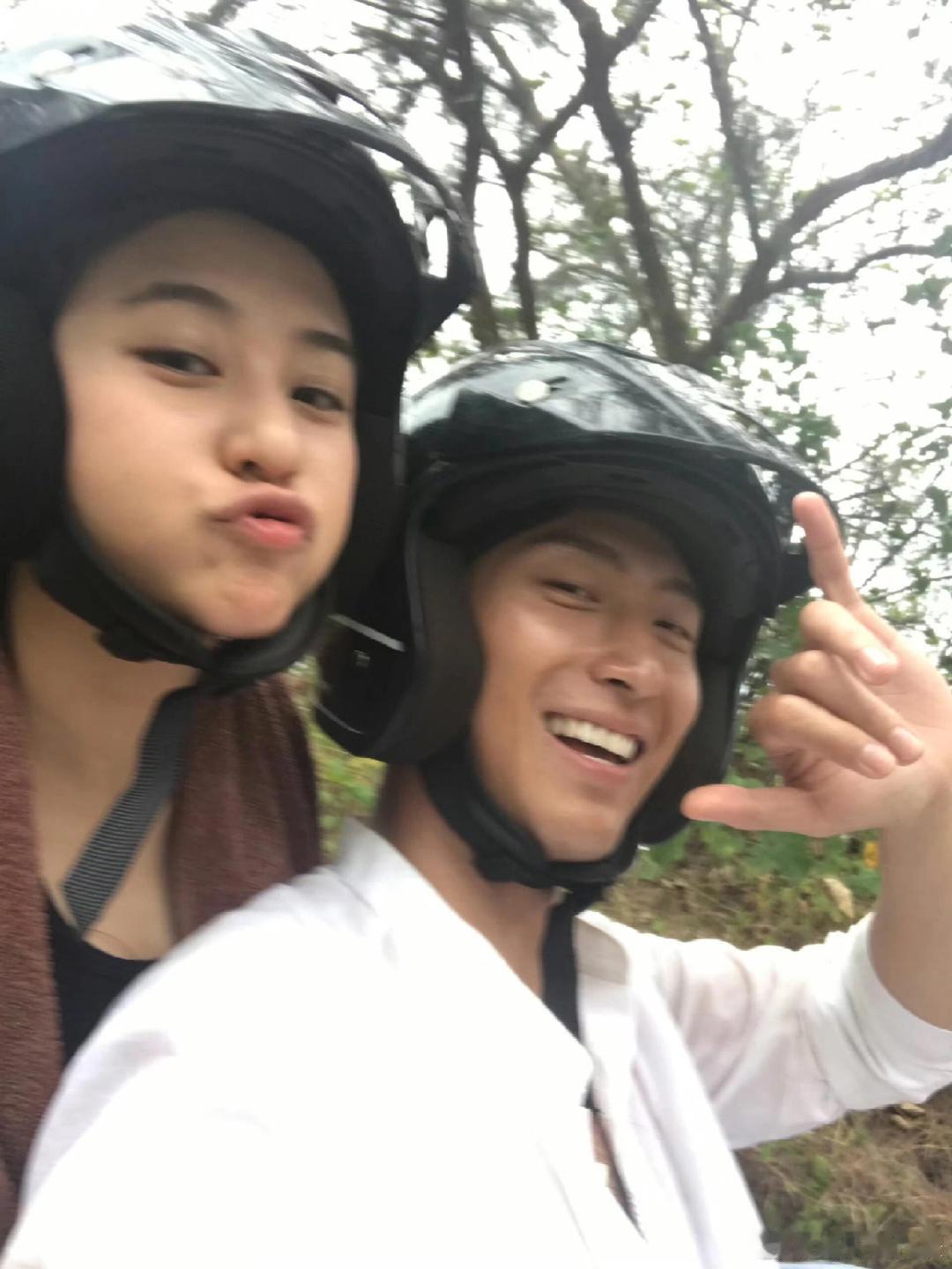 知情人称何超莲窦骁感情甚好知情人称何超莲窦骁在备孕 近日，网传有个富家女嫁给了一